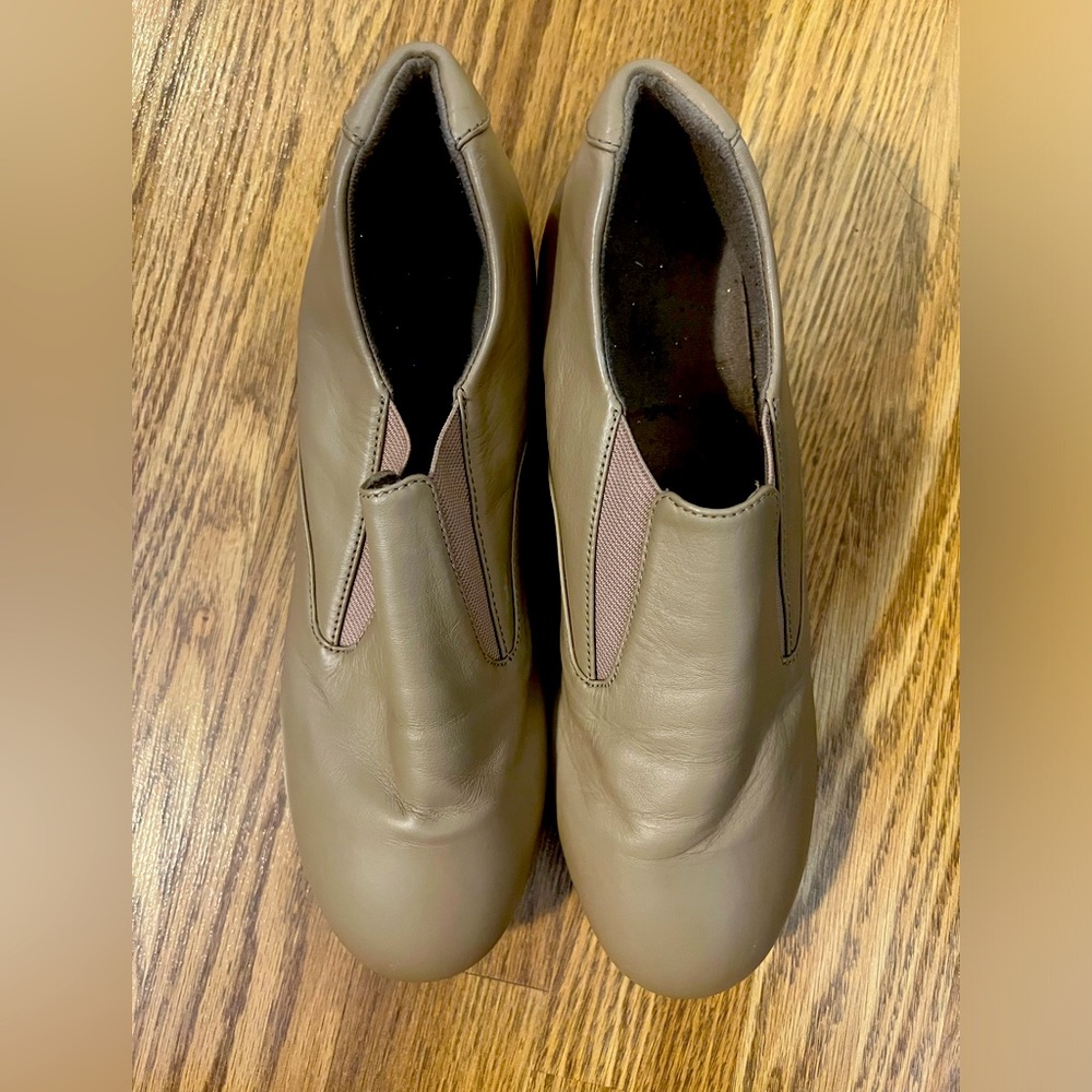 Women’s tap shoes